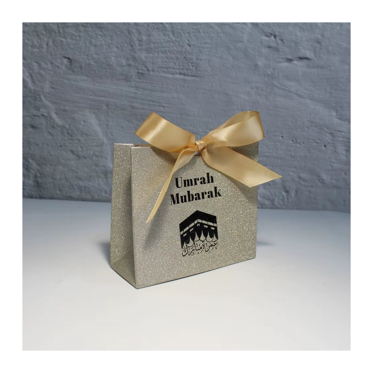 Elegante RMTPT Geschenkbox aus Papier in Weiß und Gold für Umrah Mubarak, Ramadan und Eid al-Fitr - Bild 3