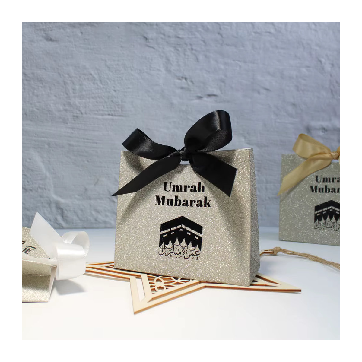 Elegante RMTPT Geschenkbox aus Papier in Weiß und Gold für Umrah Mubarak, Ramadan und Eid al-Fitr - Bild 4