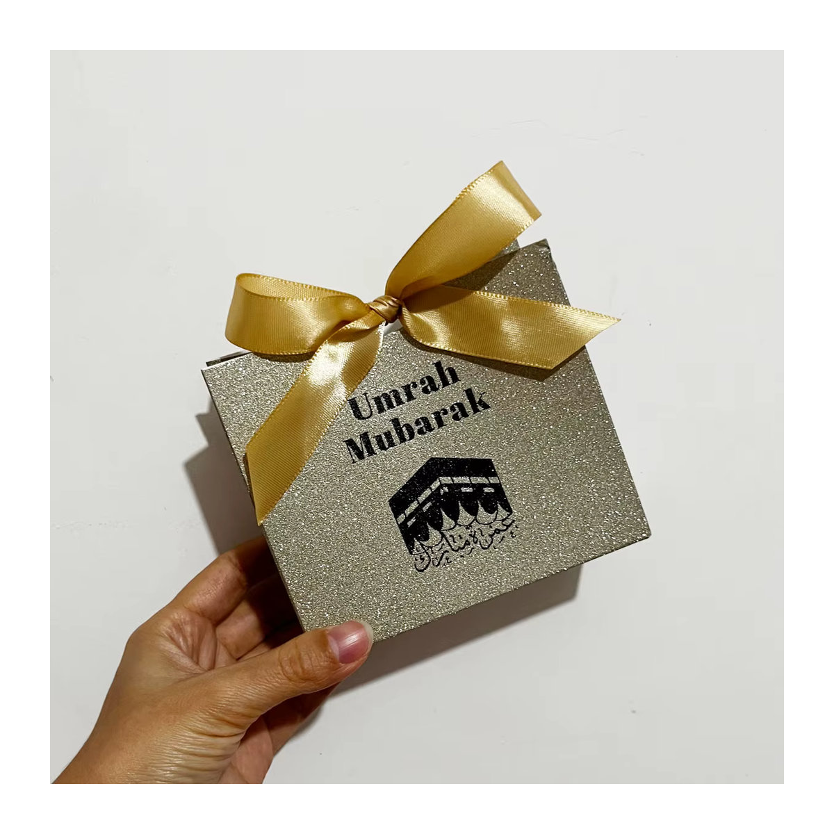 Elegante RMTPT Geschenkbox aus Papier in Weiß und Gold für Umrah Mubarak, Ramadan und Eid al-Fitr - Bild 5