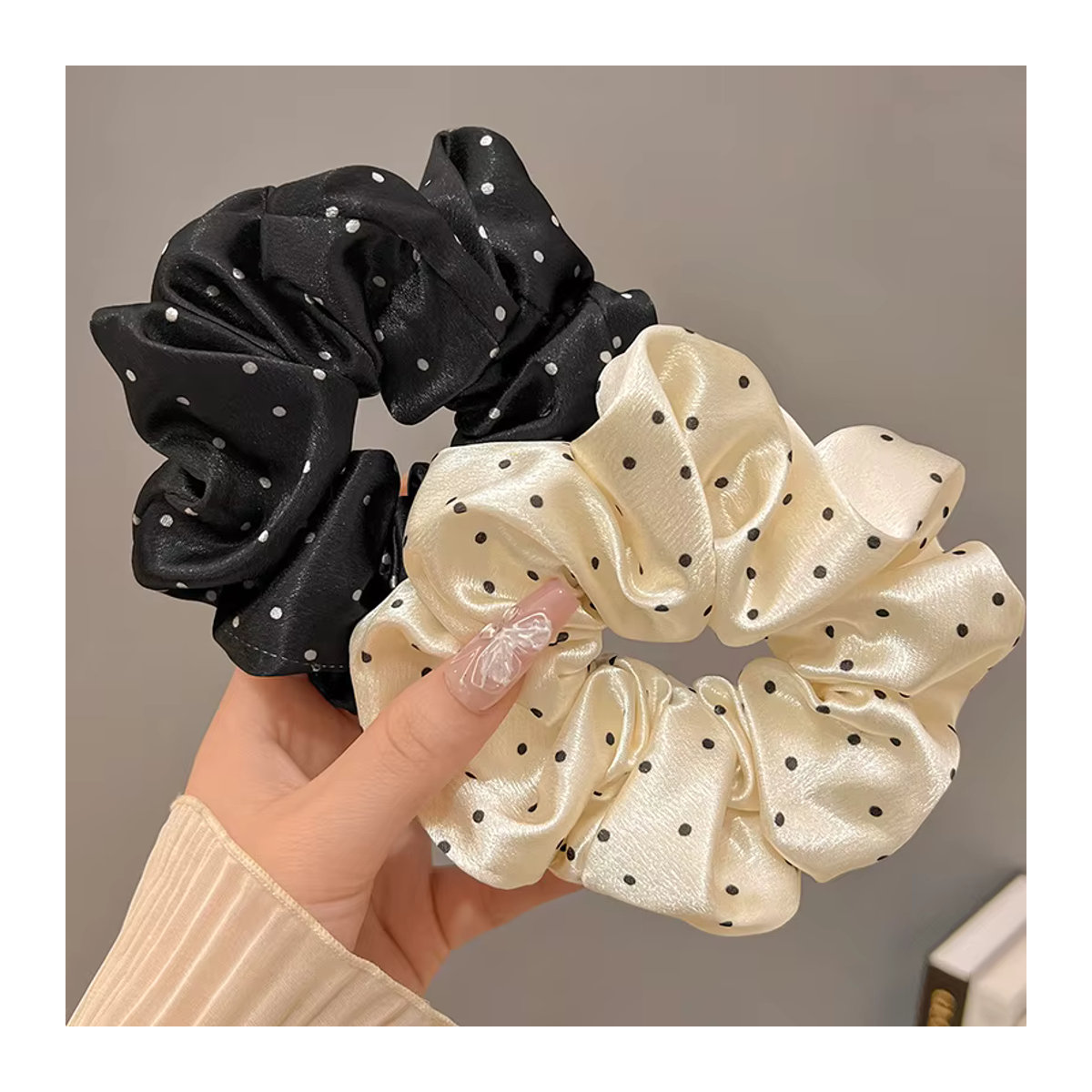 Elegante Satin-Haargummis mit gepunktetem Design und großen runden Rüschen in Schwarz-Weiß für Frauen - Bild 1