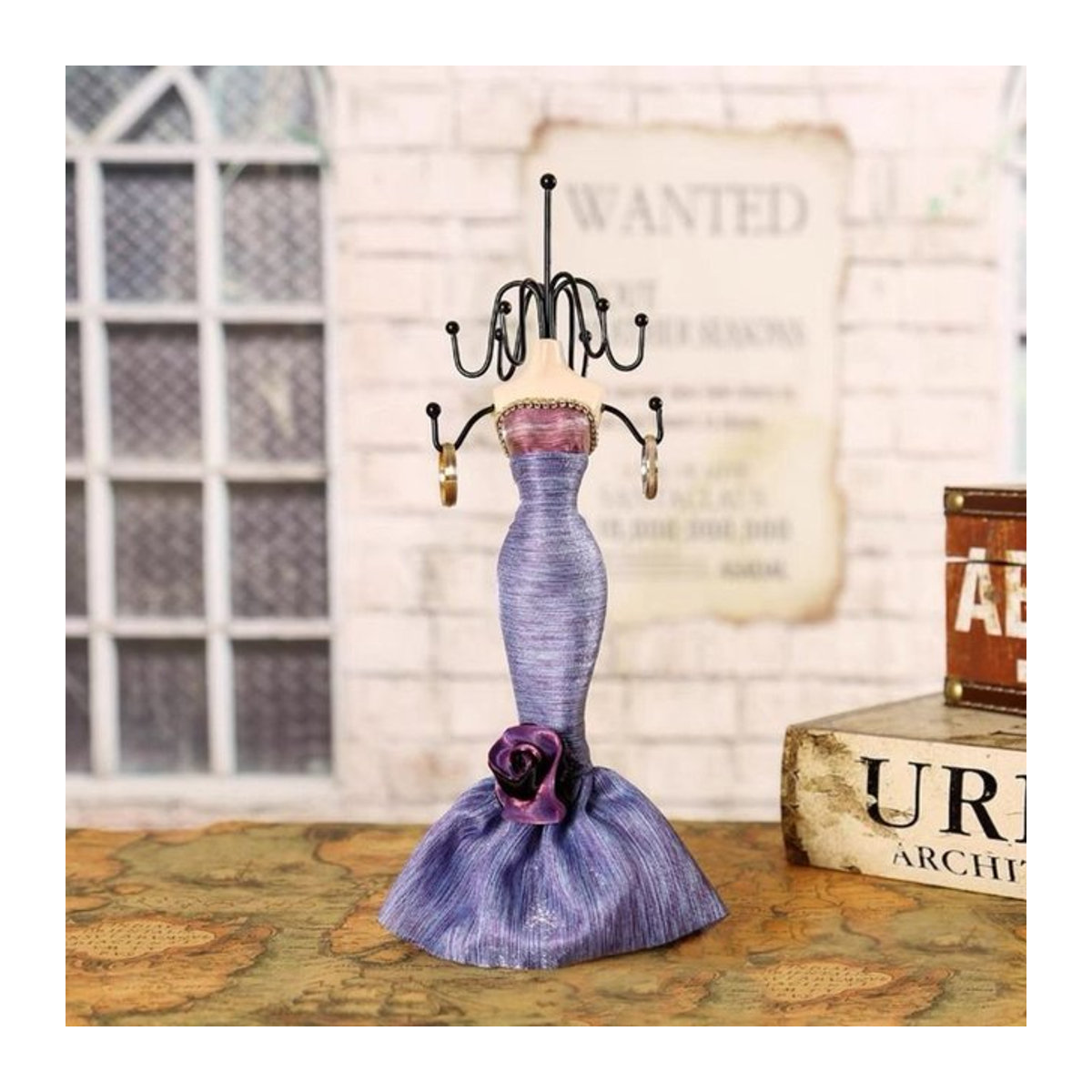 Elegantes Schmuckdisplay als Mannequin-Organizer für Halsketten, Ringe und Ohrringe in Rosa und Lila - Bild 1