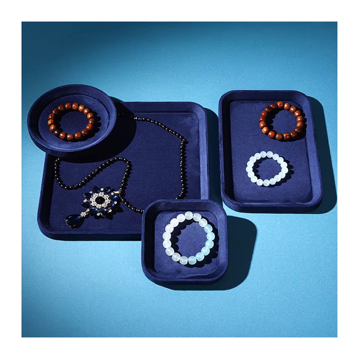 Elegantes Schmuckdisplay aus blauem Samt in ovaler Form für Halsketten, Armbänder und Ohrringe - Bild 2