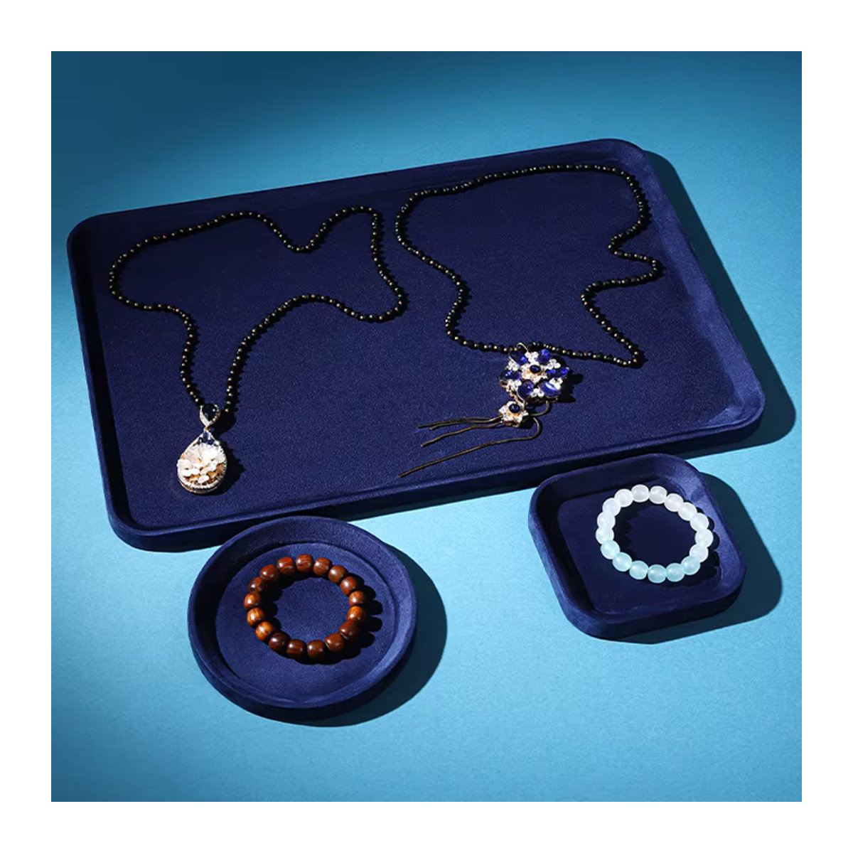 Elegantes Schmuckdisplay aus blauem Samt in ovaler Form für Halsketten, Armbänder und Ohrringe - Bild 3