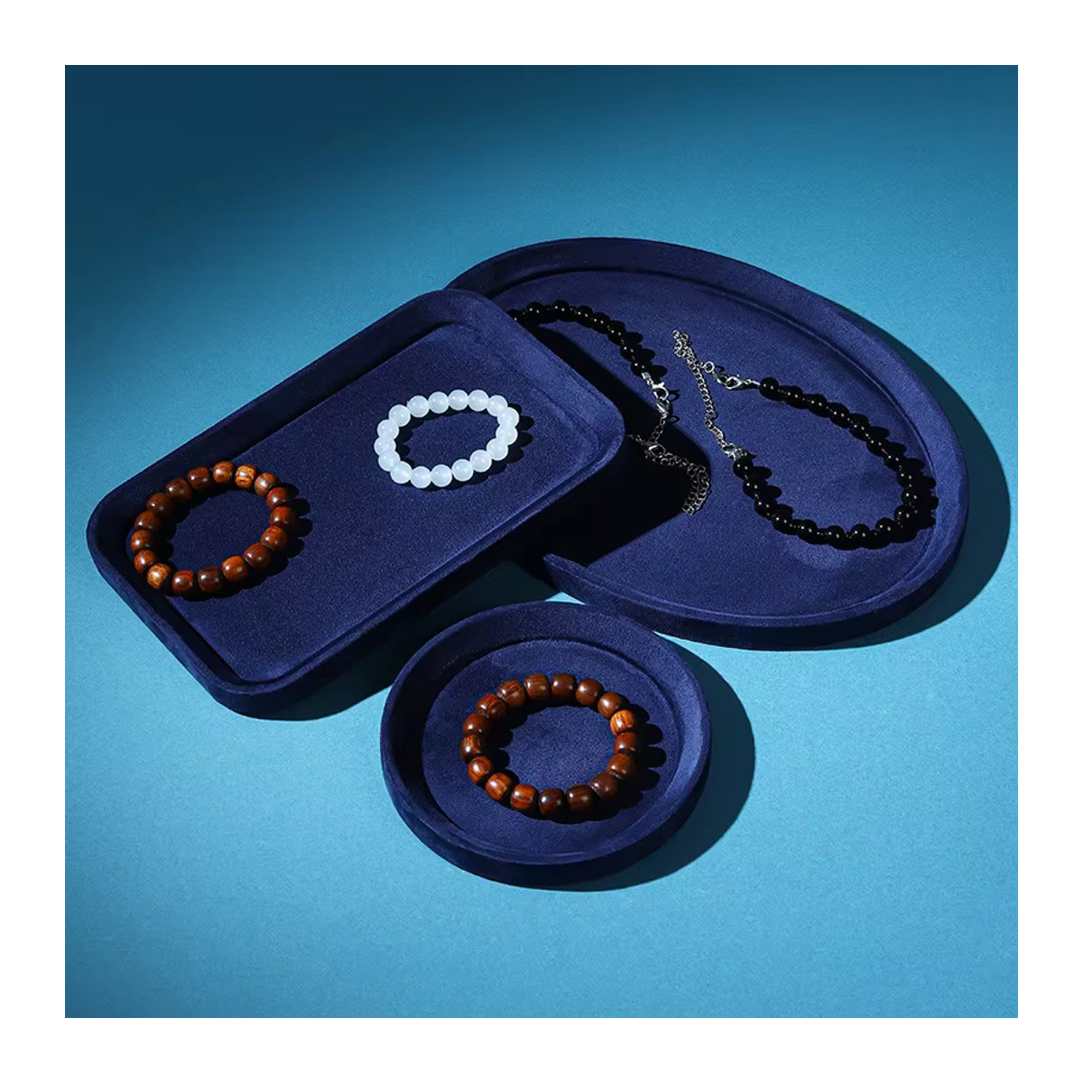 Elegantes Schmuckdisplay aus blauem Samt in ovaler Form für Halsketten, Armbänder und Ohrringe - Bild 5