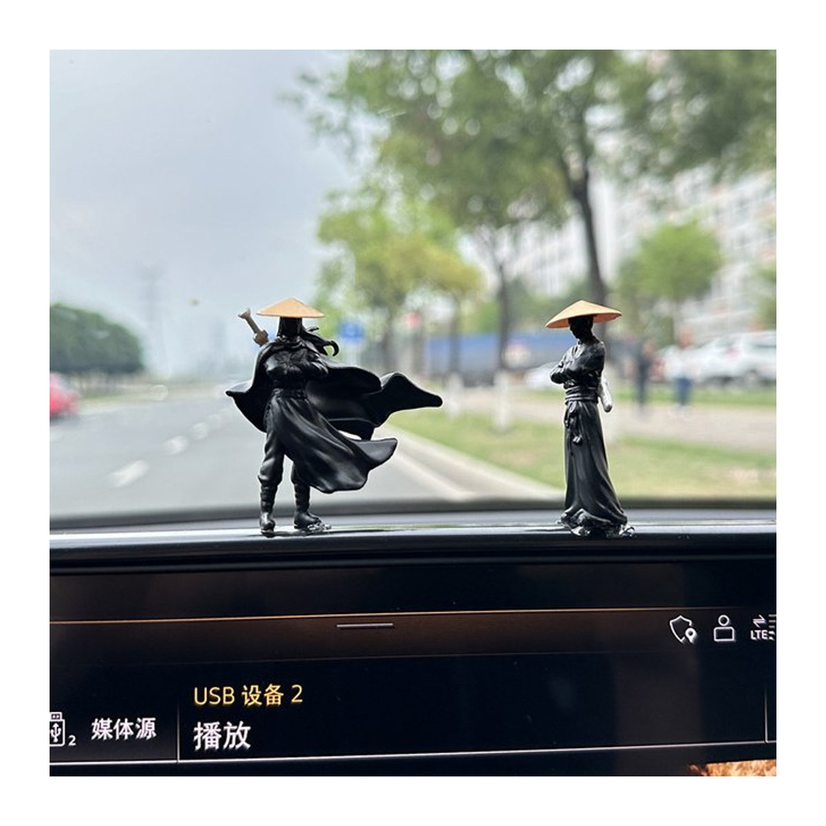 Elegantes Schwert als hängendes Auto-Ornament aus Kunstharz in Schwarz für dein Fahrzeug-Interieur - Bild 1