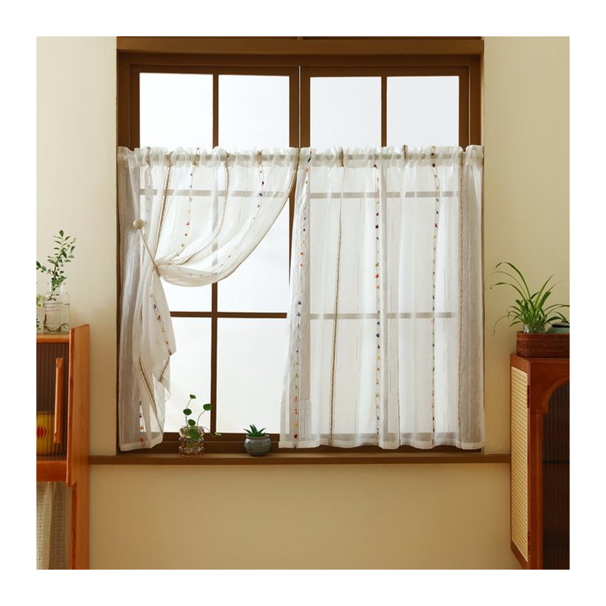 ELKCA Halber Fenstervorhang im nordischen Stil mit bunten Streifen und Pom Poms, mehrfarbig Weiß, semi-transparent - Bild 1