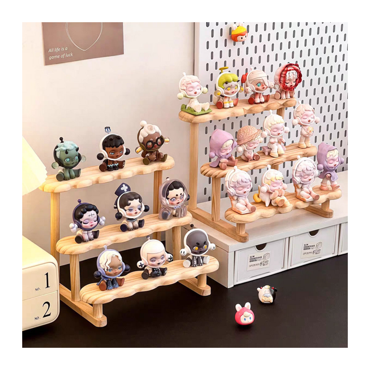 Enyawell Holzleiter Display Riser Organizer in Braun im skandinavischen Design für Vitrinen und Make-up - Bild 1