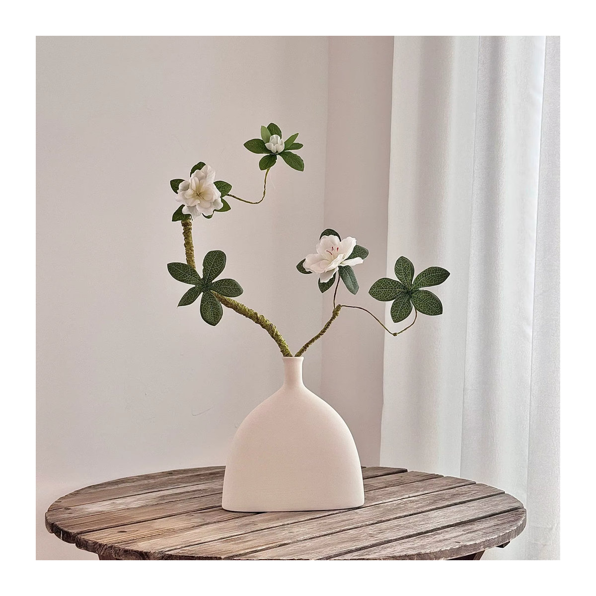 EQIANAO Künstliche Azaleen-Zweige aus Seide in Weiß, 70 cm Höhe, ideal als Dekoration für Hochzeit, Büro und Zuhause - Bild 1