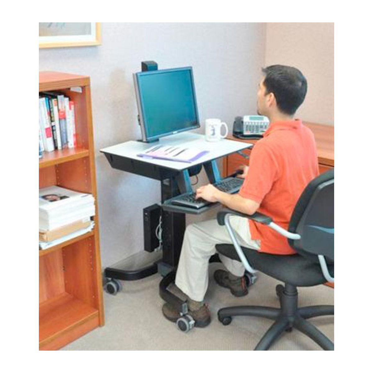 Ergotron WorkFit-C Single HD Mobiler Steh-Sitz-Arbeitsplatz mit Monitorarm und Tastaturablage, Schwarz-Grau - Bild 3