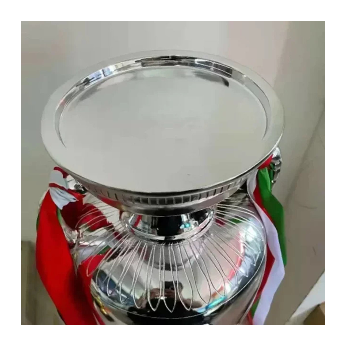 Europäische Trophäe Champion Pokal als silberne Metall-Nachbildung im Maßstab 1:1 zur Dekoration - Bild 1