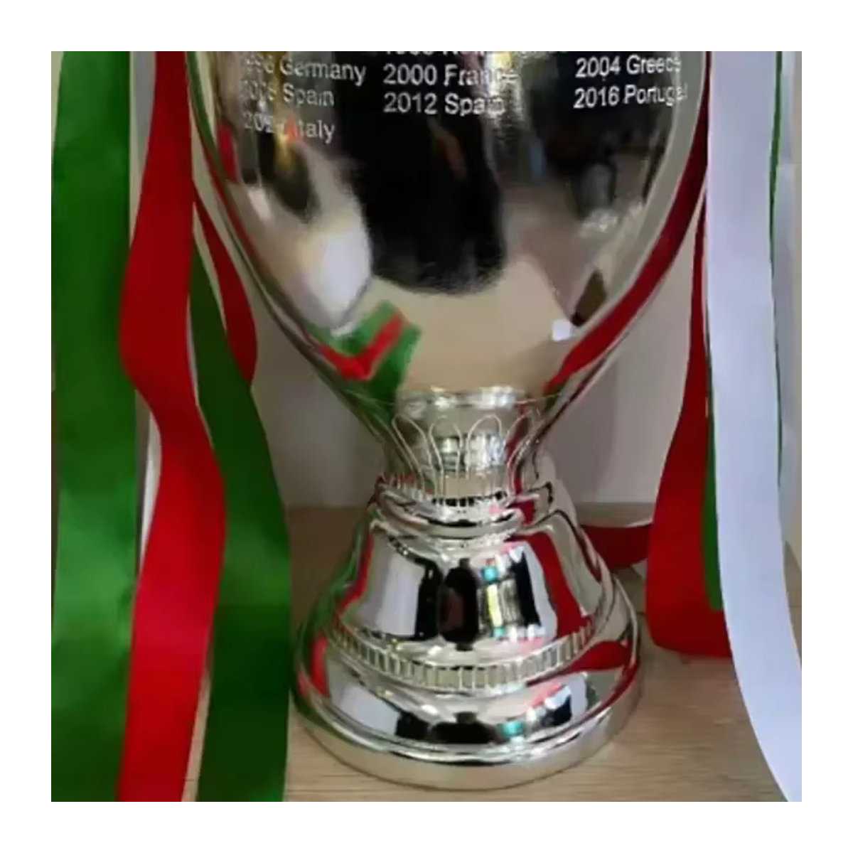 Europäische Trophäe Champion Pokal als silberne Metall-Nachbildung im Maßstab 1:1 zur Dekoration - Bild 2