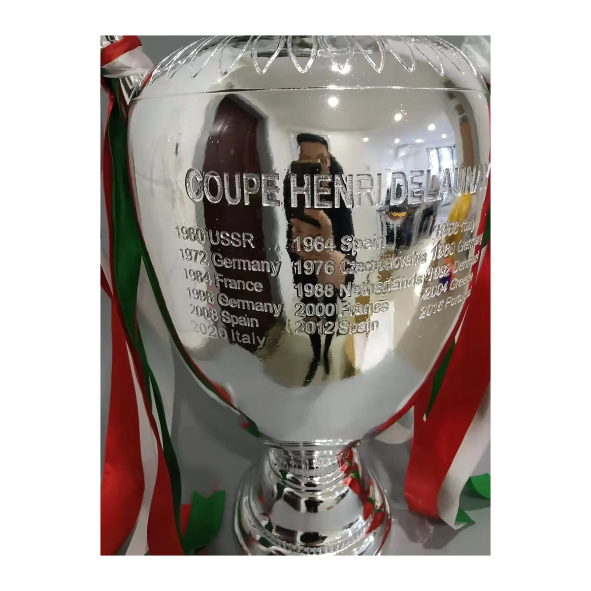Europäische Trophäe Champion Pokal als silberne Metall-Nachbildung im Maßstab 1:1 zur Dekoration - Bild 3