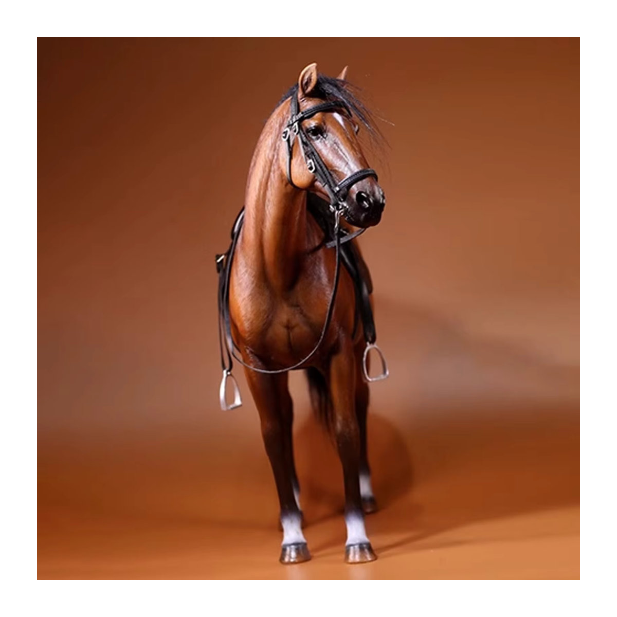 Europäisches Warmblut-Pferdemodell im Maßstab 1:6 – Mehrfarbige Reitsportfigur mit Sattel für Sammler-Dioramas - Bild 2