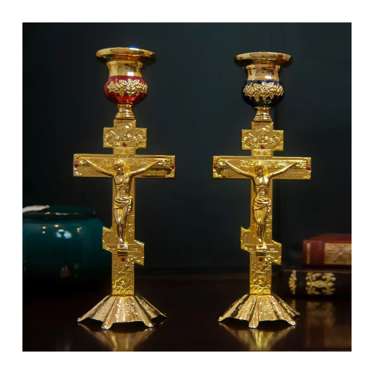 Exquisiter floraler Kerzenhalter aus Metall in Rot und Gold für dein glamouröses Candlelight-Dinner - Bild 2