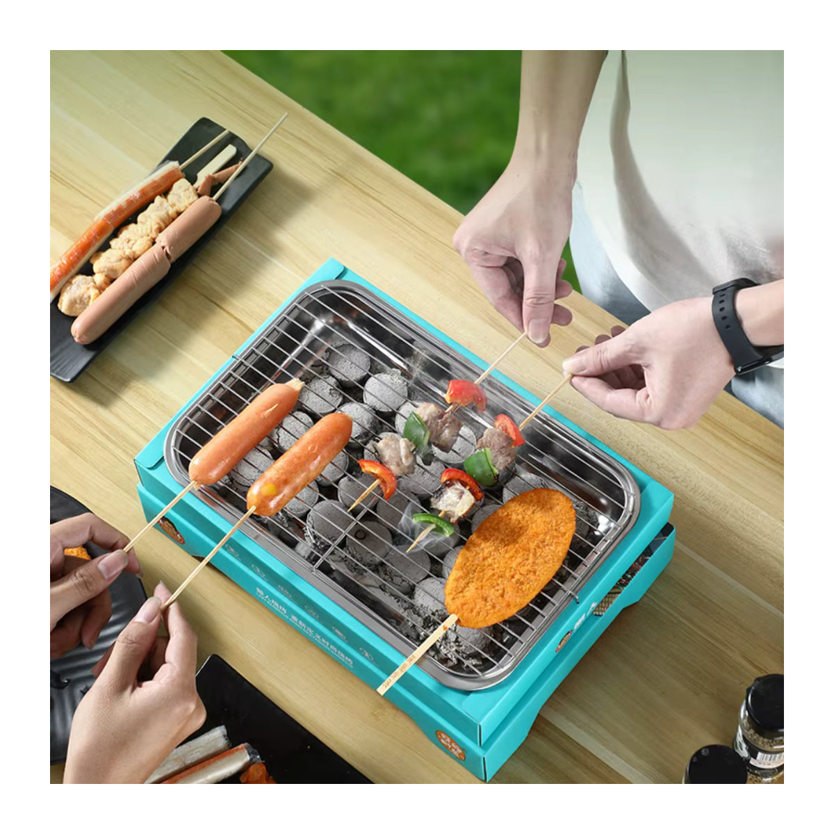 FEB.WIND Einweggrill aus Metall für Holzkohle, tragbares BBQ-Set für Camping und Picknick in Blau und Schwarz - Bild 2