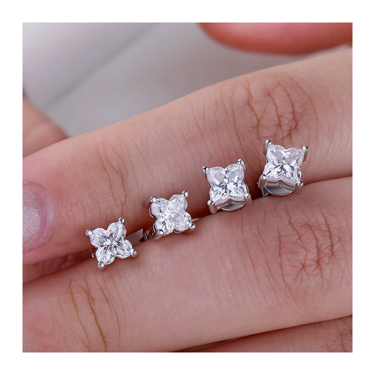 FEOBUR Moissanit Ohrstecker in Kleeblatt-Design aus 925er Sterlingsilber mit Lilienblüten-Schliff für Damen, Silber/Transparent - Bild 4