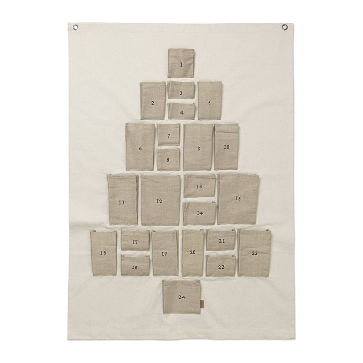 Ferm Living Pine Adventskalender aus Textil in Beige für eine moderne Weihnachtsdekoration - Bild 1