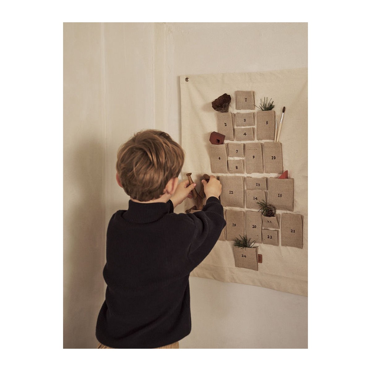 Ferm Living Pine Adventskalender aus Textil in Beige für eine moderne Weihnachtsdekoration - Bild 4