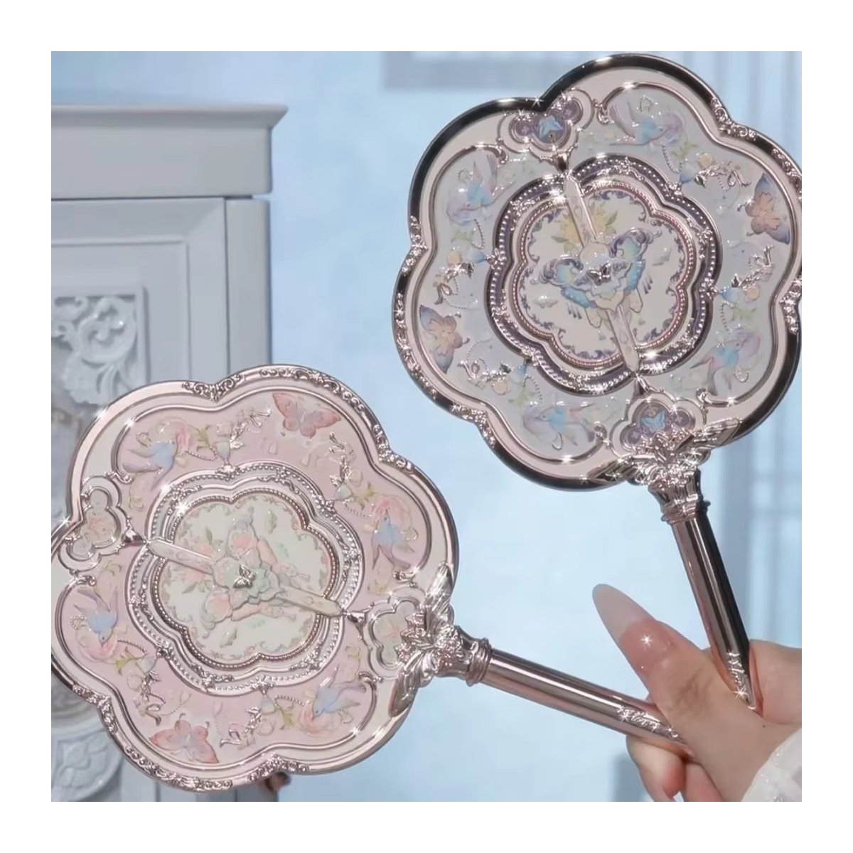 Flower Knows Schmetterling Cloud Collar Collection Schminkspiegel aus Metall in Blau oder Rosa mit floralem Design - Bild 1
