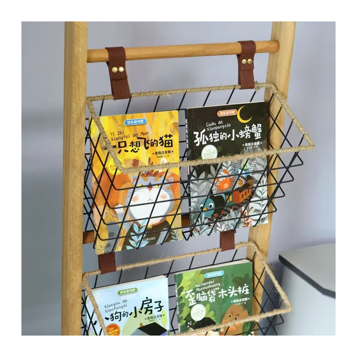 Freistehendes Bücherregal aus Massivholz in Natur im skandinavischen Design für dein Wohnzimmer - Bild 4