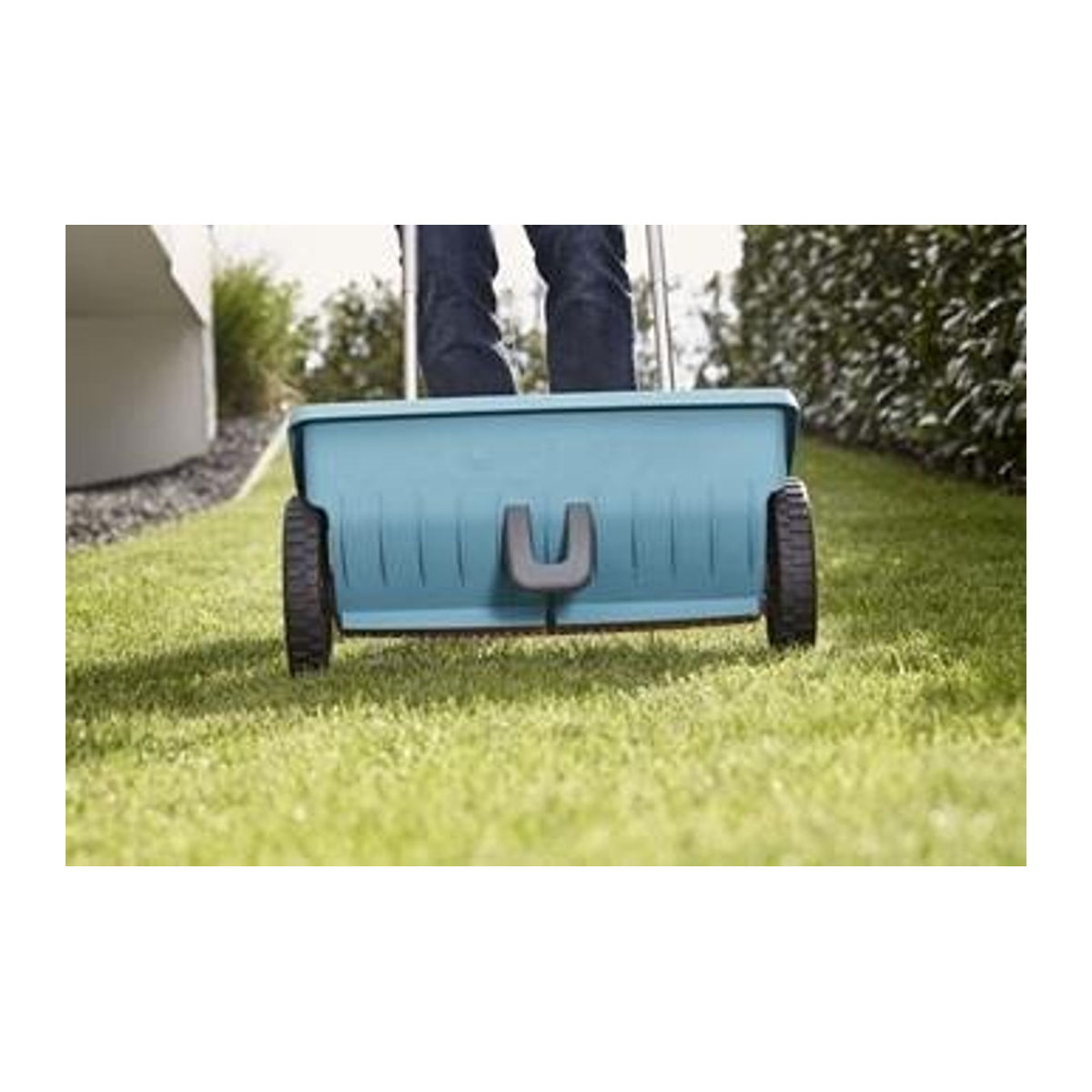 Gardena Streuwagen L Handstreuwagen für Dünger, Salz und Saatgut, Blau, Volumen: 12,5 l, Breite: 45 cm - Bild 4