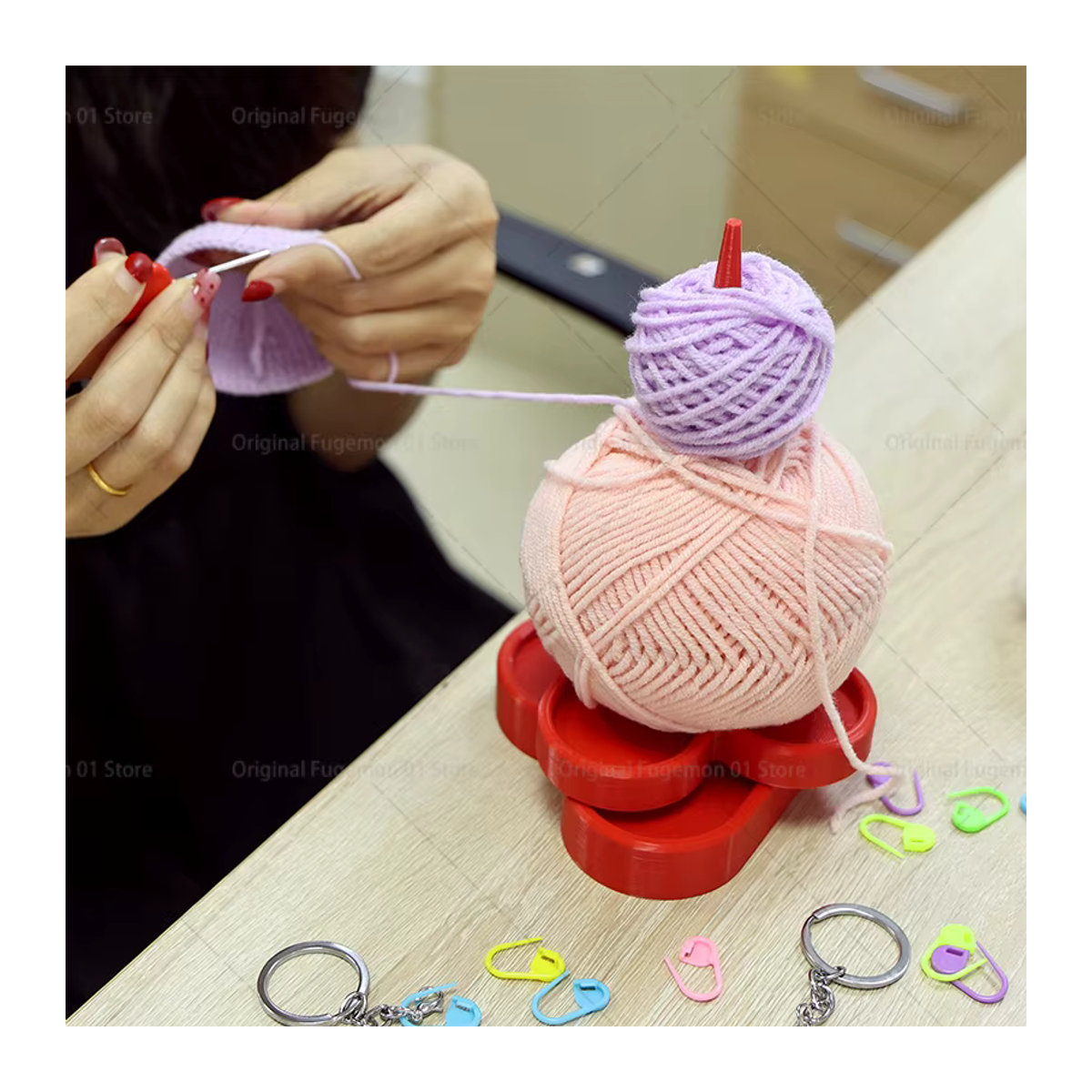 Garnknäuelwickler und Garnspender mit Herzstützschaft für DIY-Handarbeit in Rosa und Rot aus Kunststoff - Bild 4