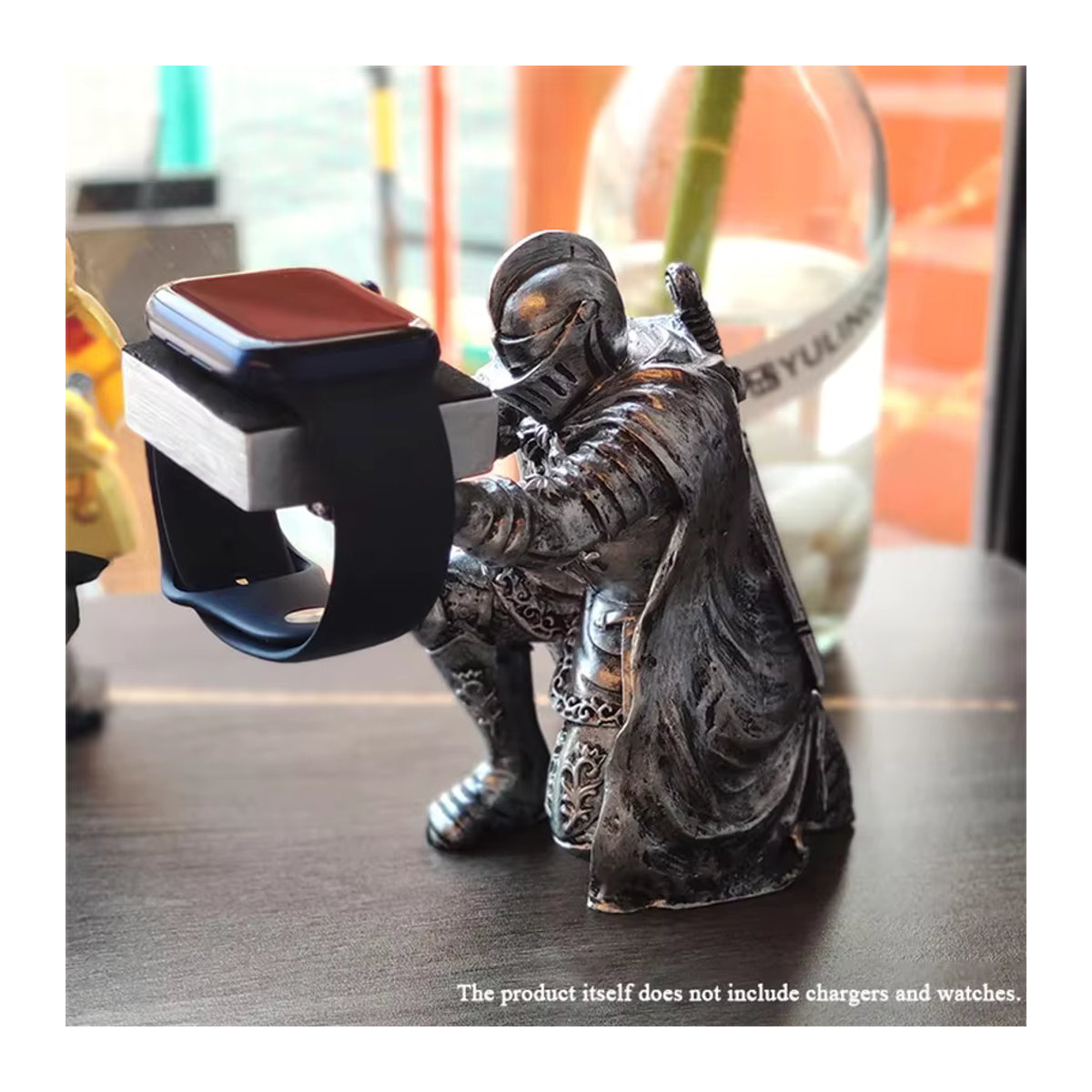 Geekthink Ritter Stahl Krieger Halter aus Kunstharz in Silber als dekorative Figur für dein Büro - Bild 2