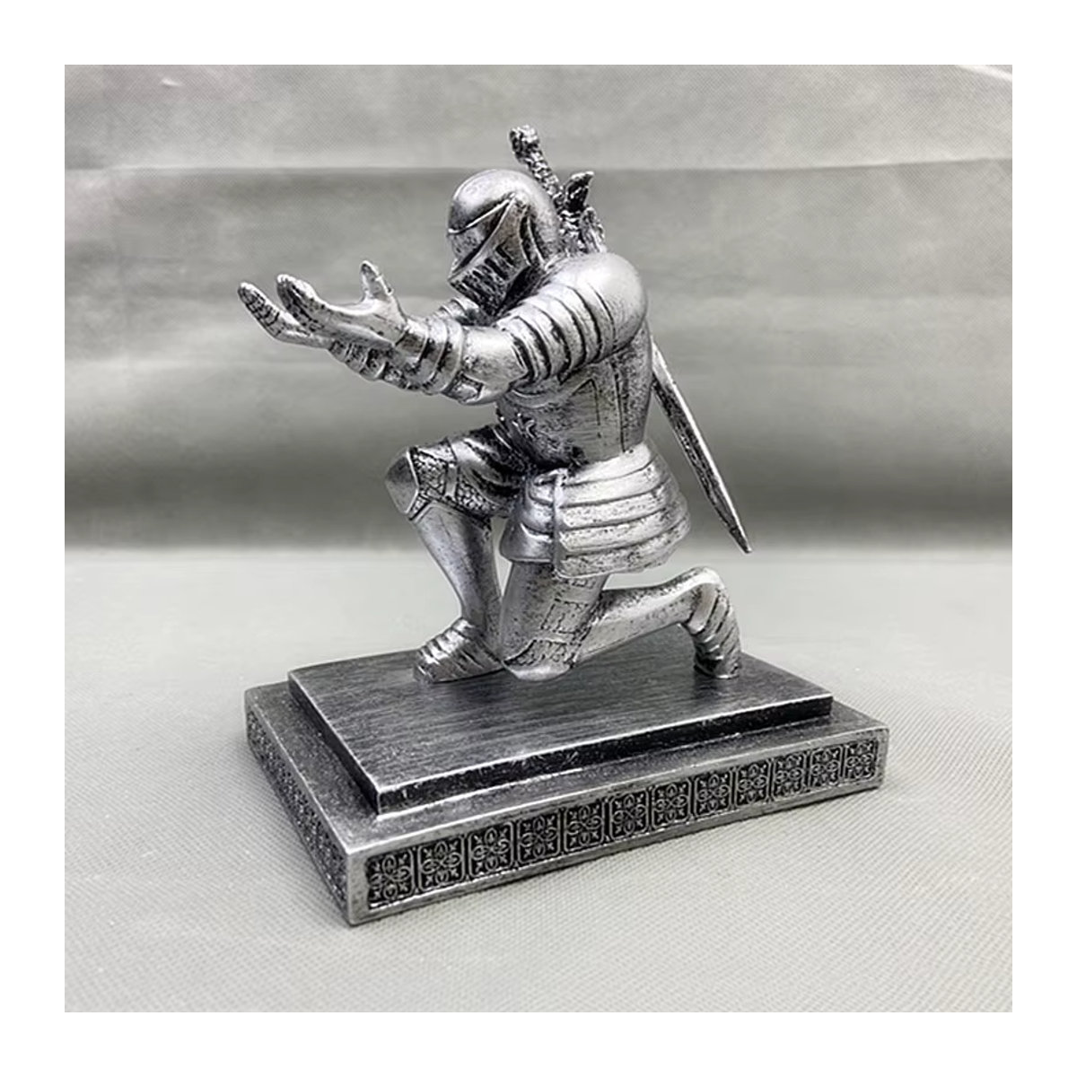 Geekthink Ritter Stahl Krieger Halter aus Kunstharz in Silber als dekorative Figur für dein Büro - Bild 3