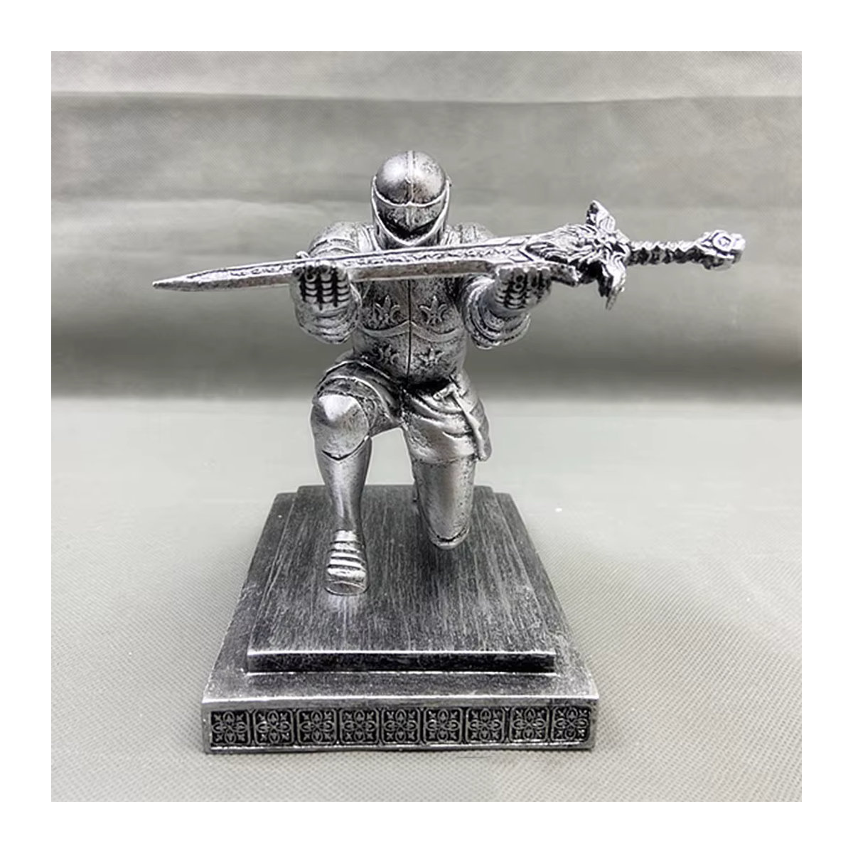 Geekthink Ritter Stahl Krieger Halter aus Kunstharz in Silber als dekorative Figur für dein Büro - Bild 4