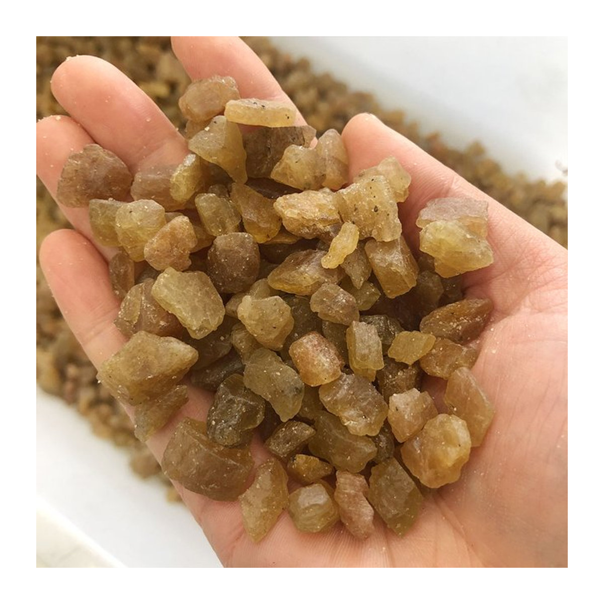 Gelber Apatit Naturstein als rohe Kristallsplitter und Mineralien für deine Dekoration oder spirituelle Anwendungen - Bild 1