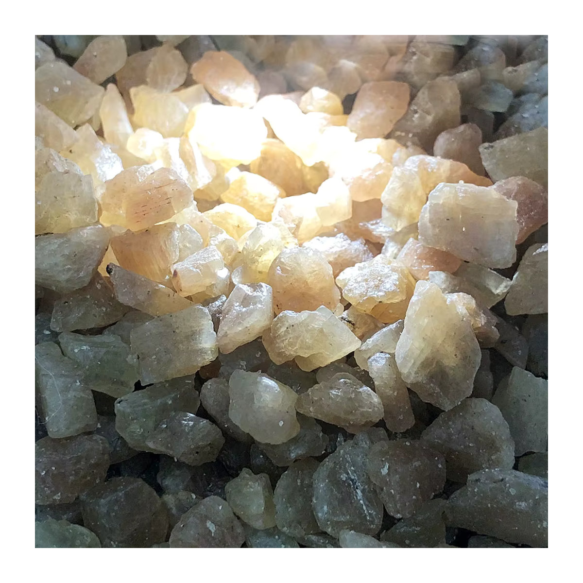 Gelber Apatit Naturstein als rohe Kristallsplitter und Mineralien für deine Dekoration oder spirituelle Anwendungen - Bild 5