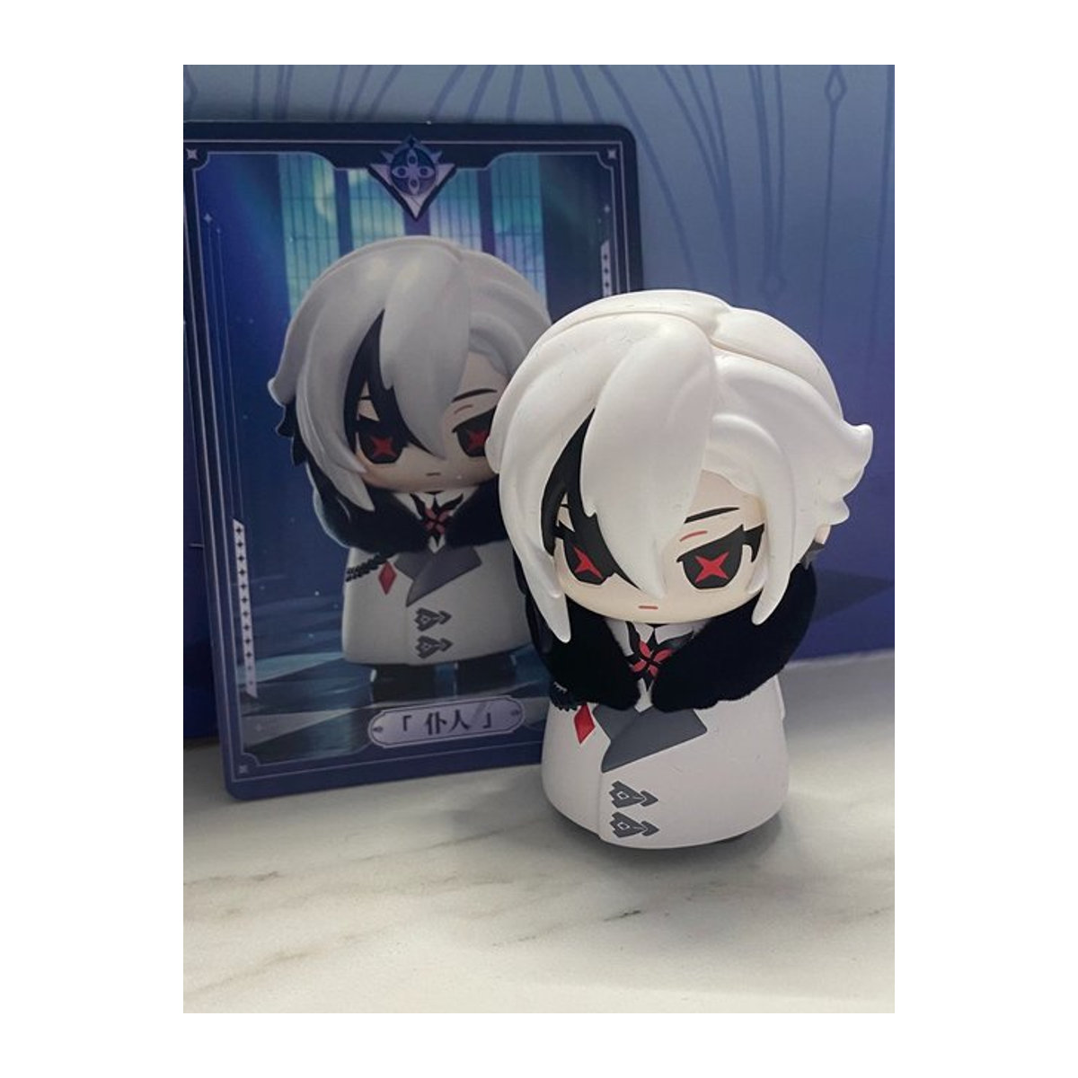 Genshin Impact Fatui Arlecchino Blind Box Frost Flame Series Q-Version PVC-Figur in Weiß - Bild 1