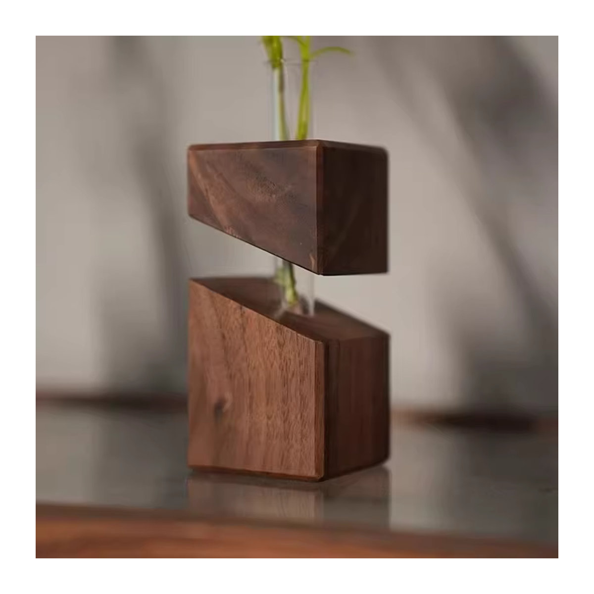 Geometrische Glasvase mit Holzdekor in Braun für Schnittblumen im skandinavischen Design - Bild 2