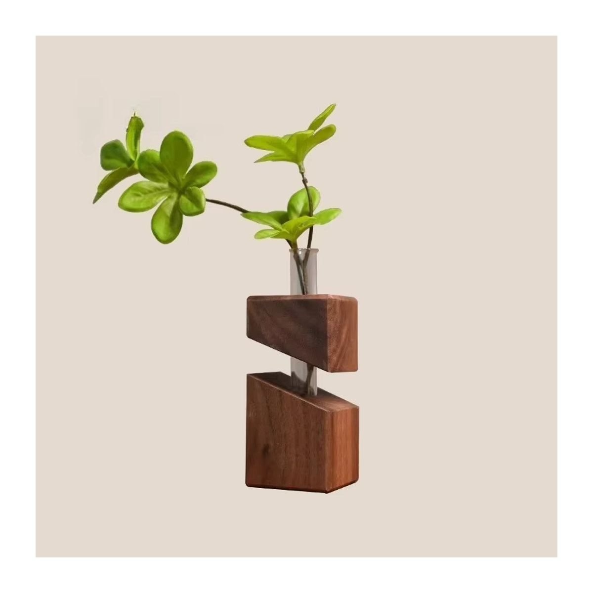 Geometrische Glasvase mit Holzdekor in Braun für Schnittblumen im skandinavischen Design - Bild 4