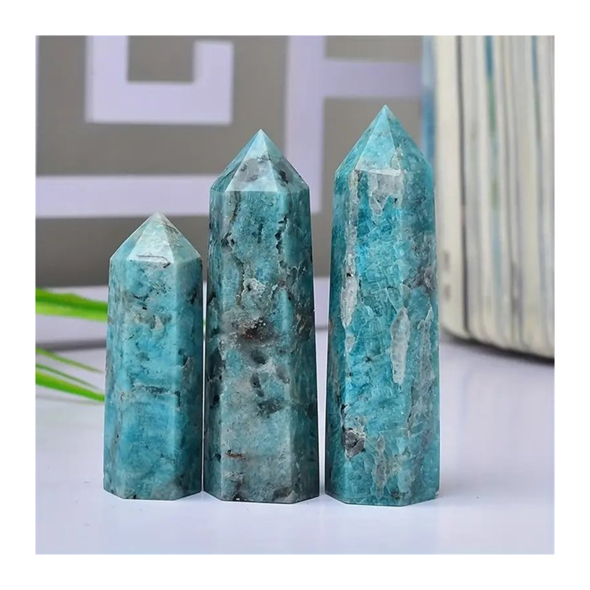 Geometrischer Amazonit-Kristallturm von sisterstone in Blau mit sechseckigem Quarzpunkt als Mineralprobe zur Dekoration - Bild 1