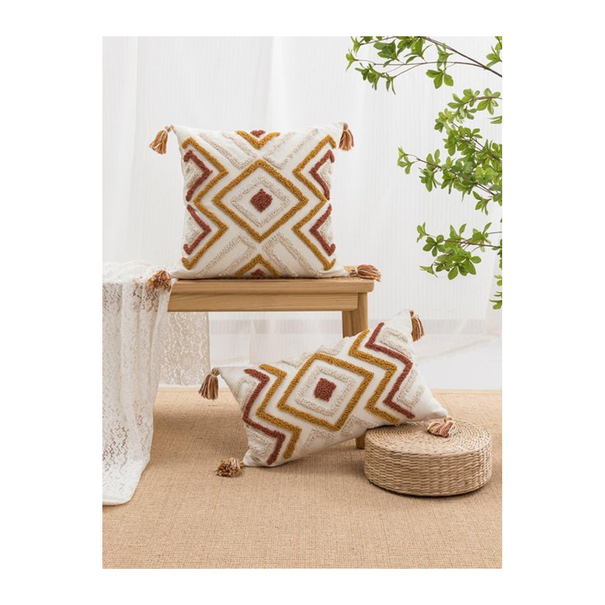 Geometrischer Kissenbezug im Bohemian-Stil in Braun und Weiß für dein Wohnzimmer oder Schlafzimmer - Bild 1