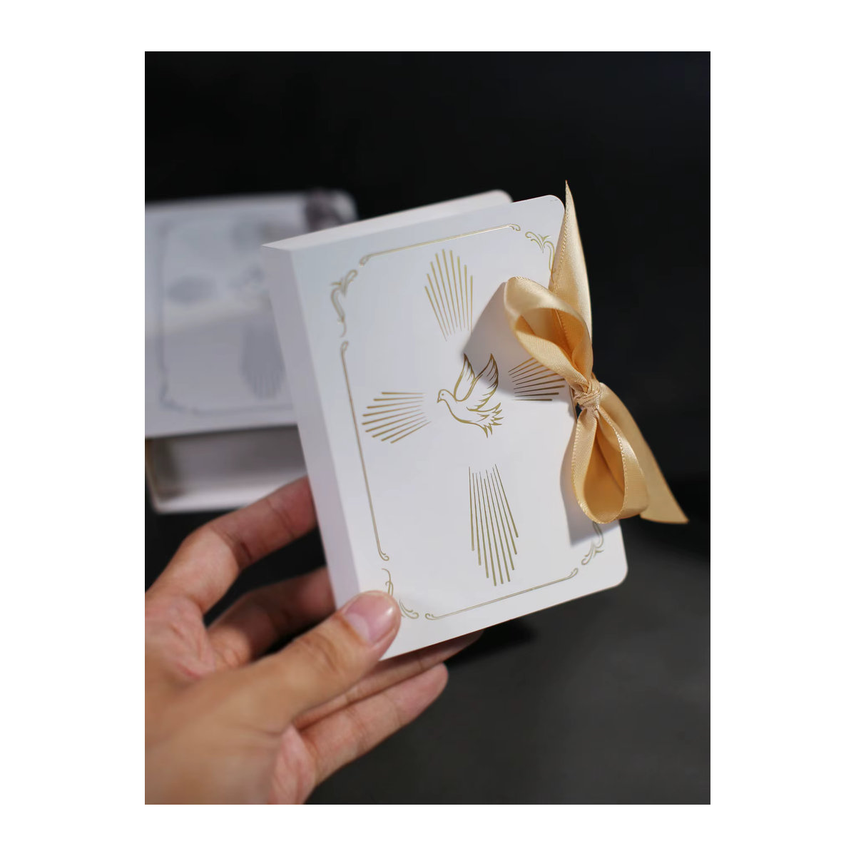 Geschenkbox für die christliche Taufe mit Taube im Kreuzmuster, Pralinenschachtel aus Papier in Weiß mit Gold und Silber - Bild 2