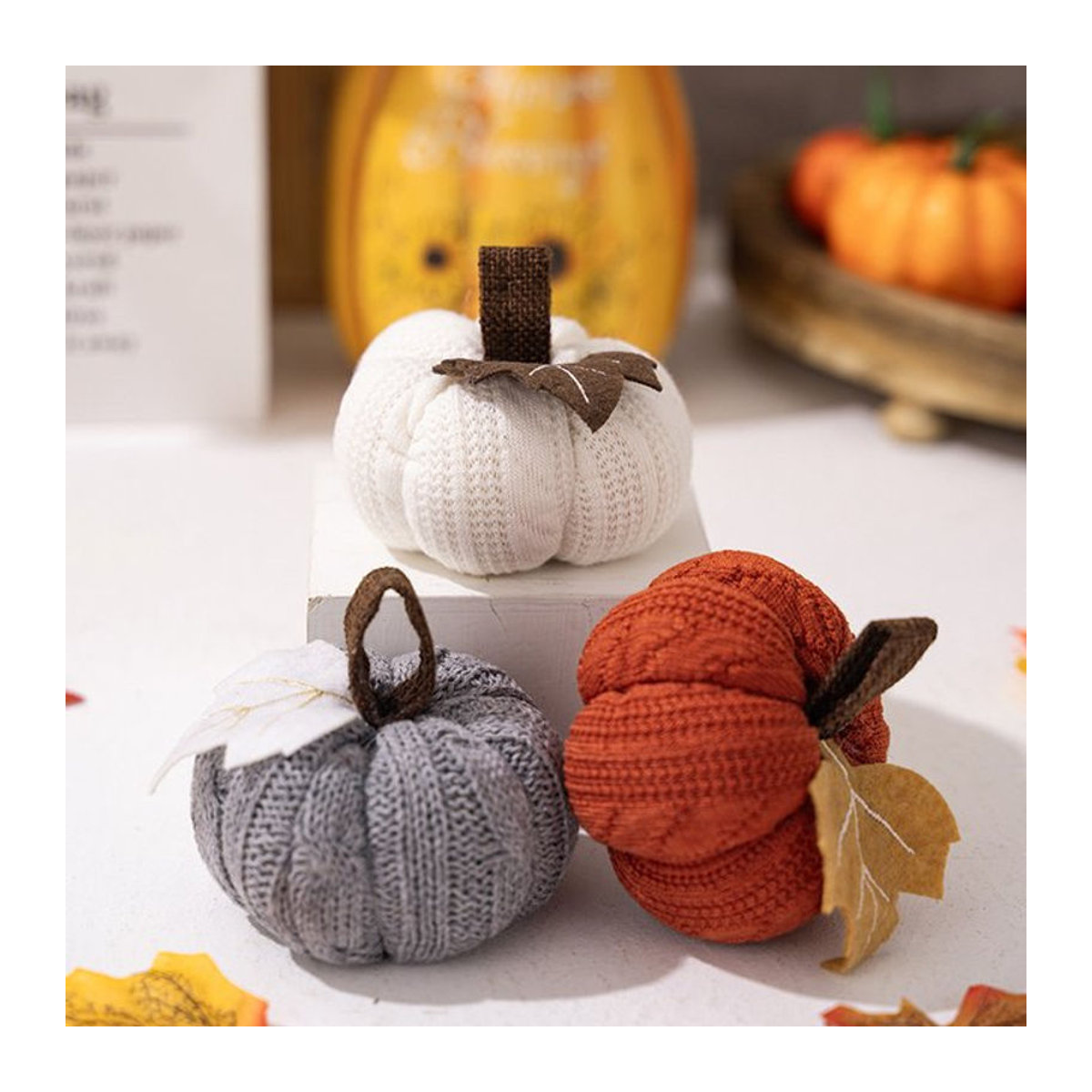 Gestrickte Kürbis Dekoration für Halloween als hängender Textil-Anhänger in Weiß und Mehrfarbig - Bild 1