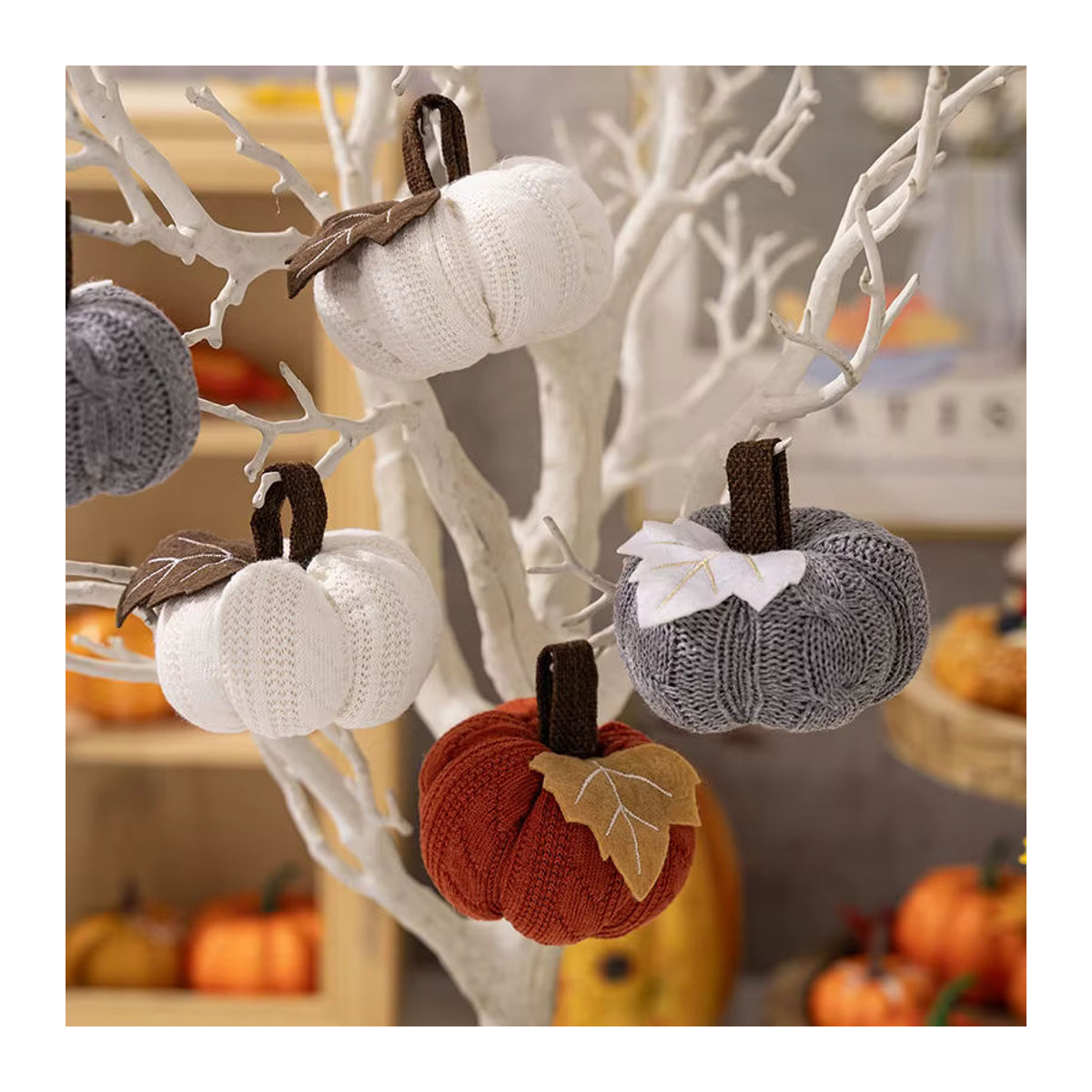 Gestrickte Kürbis Dekoration für Halloween als hängender Textil-Anhänger in Weiß und Mehrfarbig - Bild 2