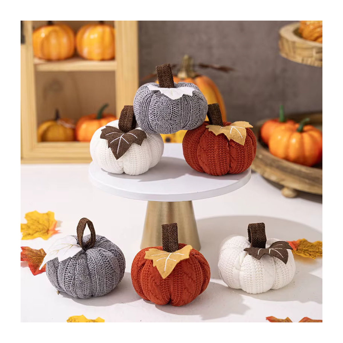 Gestrickte Kürbis Dekoration für Halloween als hängender Textil-Anhänger in Weiß und Mehrfarbig - Bild 3