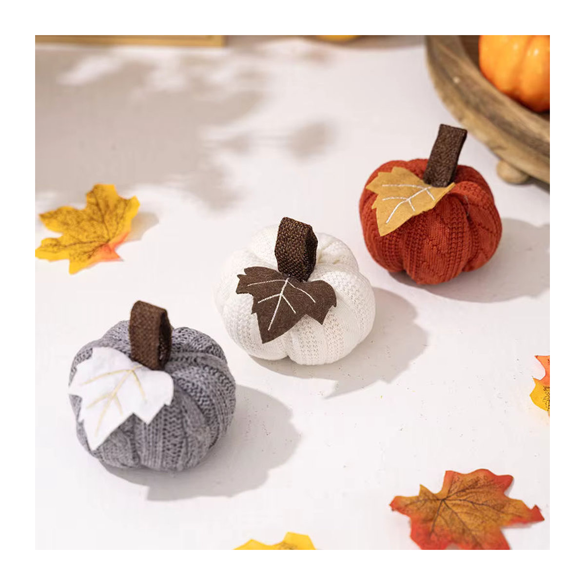 Gestrickte Kürbis Dekoration für Halloween als hängender Textil-Anhänger in Weiß und Mehrfarbig - Bild 4