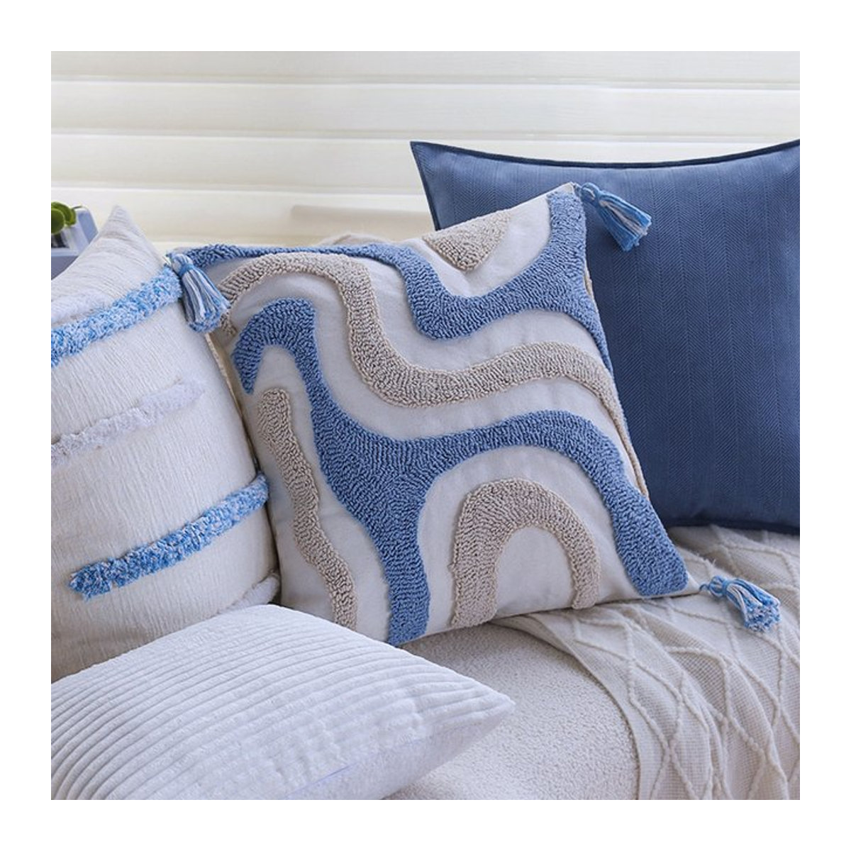 Getufteter Kissenbezug mit Quasten von CANIRICA in Blau und Mehrfarbig, Boho-Stil für dein Sofa oder Wohnzimmer - Bild 1