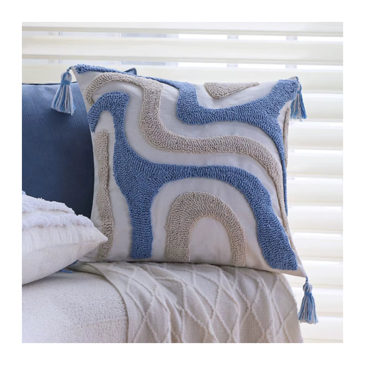 Getufteter Kissenbezug mit Quasten von CANIRICA in Blau und Mehrfarbig, Boho-Stil für dein Sofa oder Wohnzimmer - Bild 2