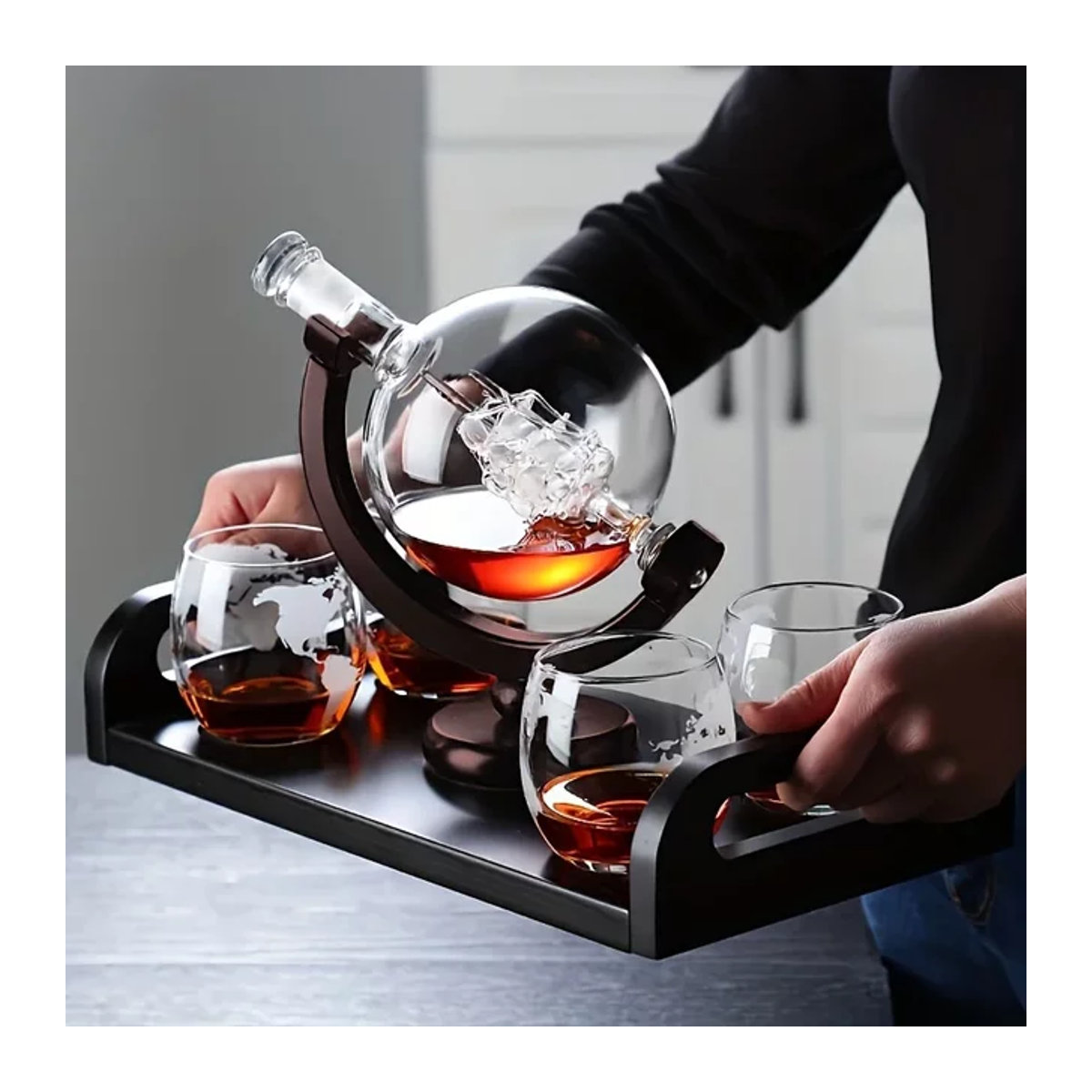 Globusförmiger Whisky-Dekanter aus Borosilikatglas mit Holzsockel in Transparent und Braun - Bild 1
