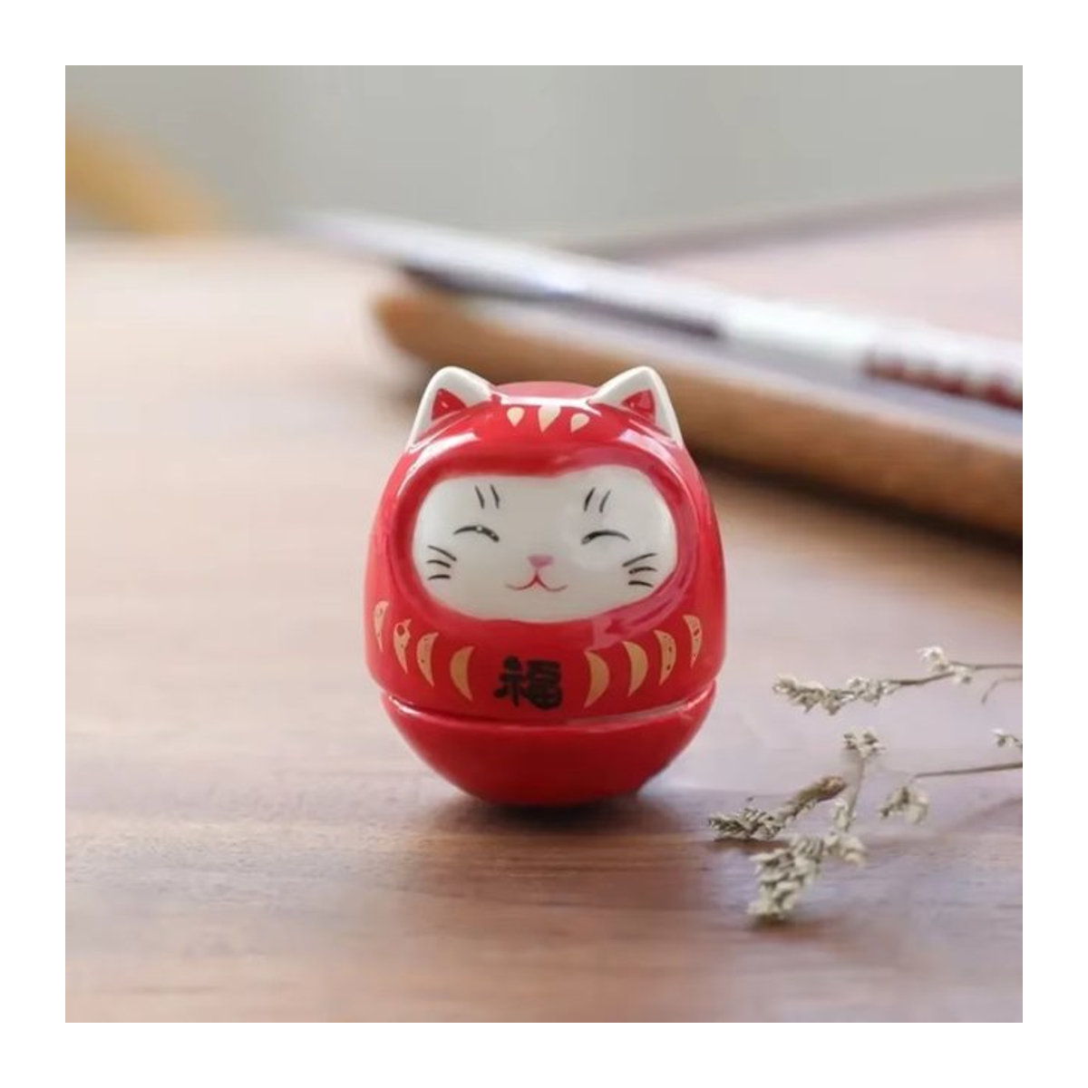 Glückliche Katze Daruma Ornament aus roter Keramik als japanische Dekoration für dein Zuhause - Bild 1