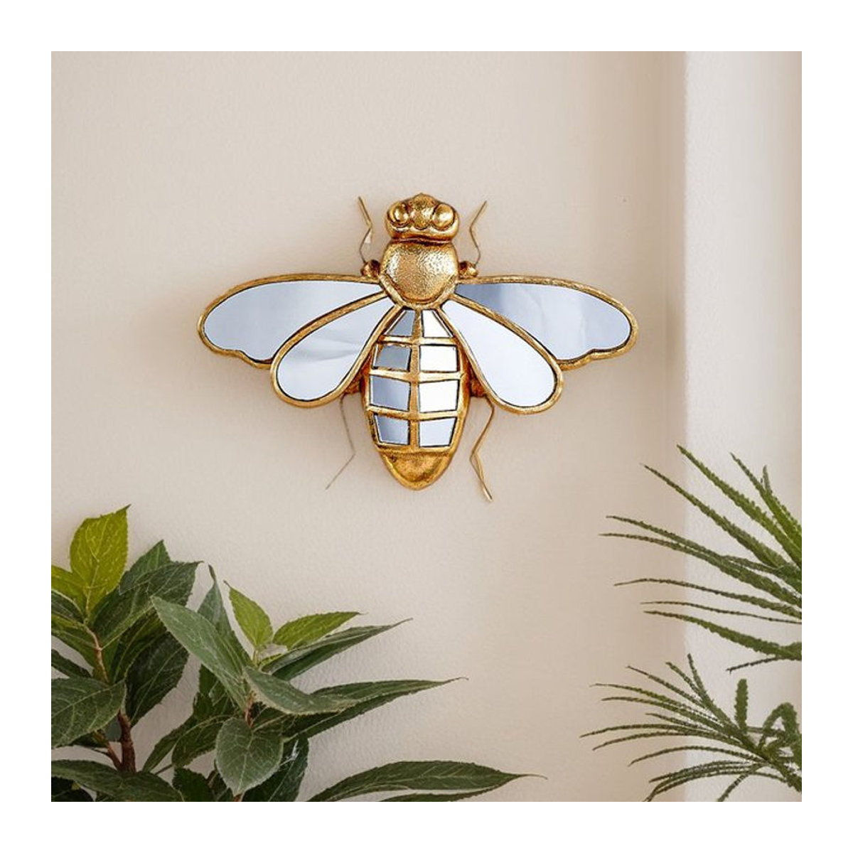 Goldene Bienen Wanddekoration aus Kunstharz und Glas als hängender Wandbehang für dein Zuhause - Bild 1
