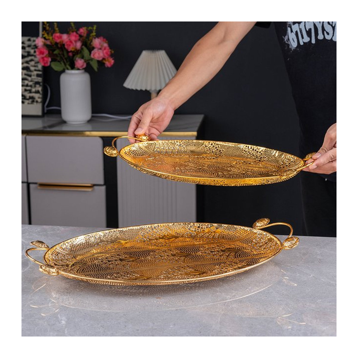 Goldene ovale Obstschale aus Metall im Mesh-Design als dekorative Snackschale für dein Wohnzimmer oder Bankette - Bild 1
