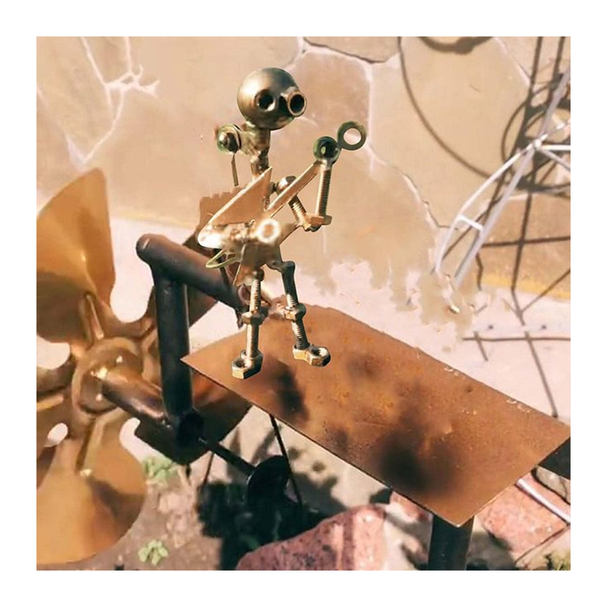 Goldene Windmühle in Rockband-Optik aus Metall als Gartendekoration mit drehenden Gitarren - Bild 1