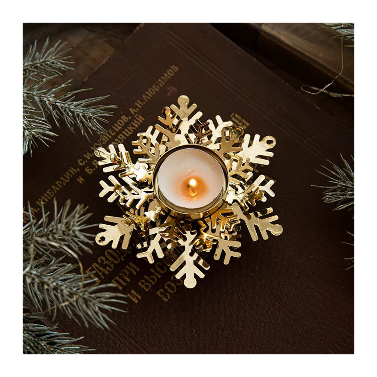 Goldener Metall-Kerzenhalter mit Schneeflocken-Design für Teelichter zur Weihnachtsdekoration - Bild 1