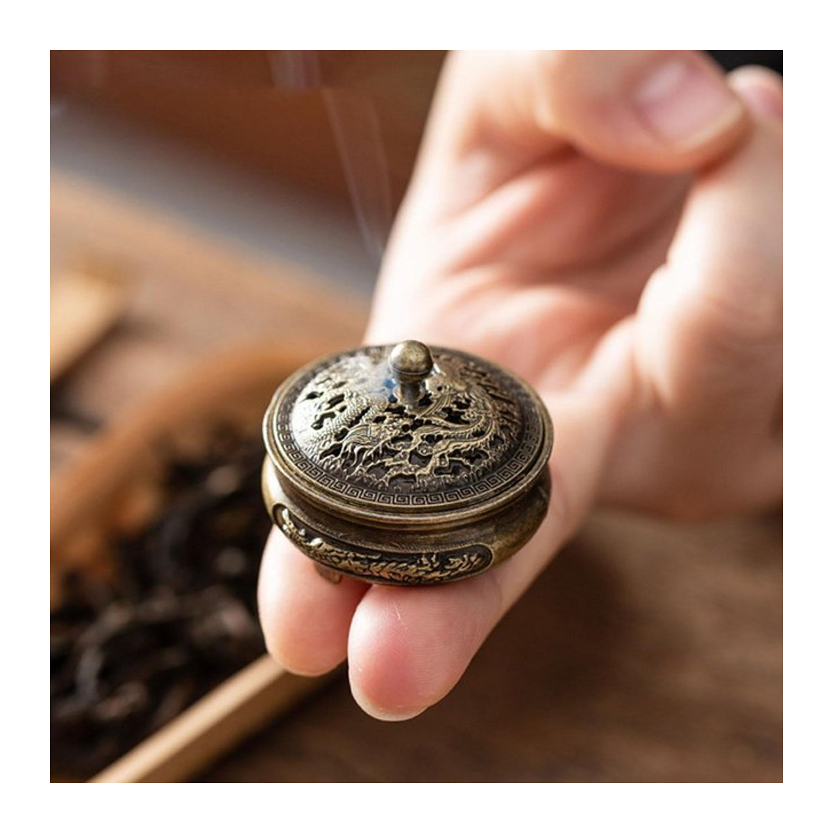 Goldener Mini Weihrauchbrenner aus Metall im orientalischen Design mit abnehmbarem Deckel für Kegel als Desktop-Ornament - Bild 1